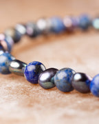 Detalle macro de la pulsera de Lapislázuli y Perla Negra en perspectiva curva