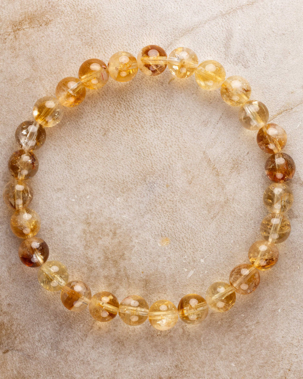 Pulsera de Citrino de 7.5 mm, pieza completa en círculo sobre superficie clara