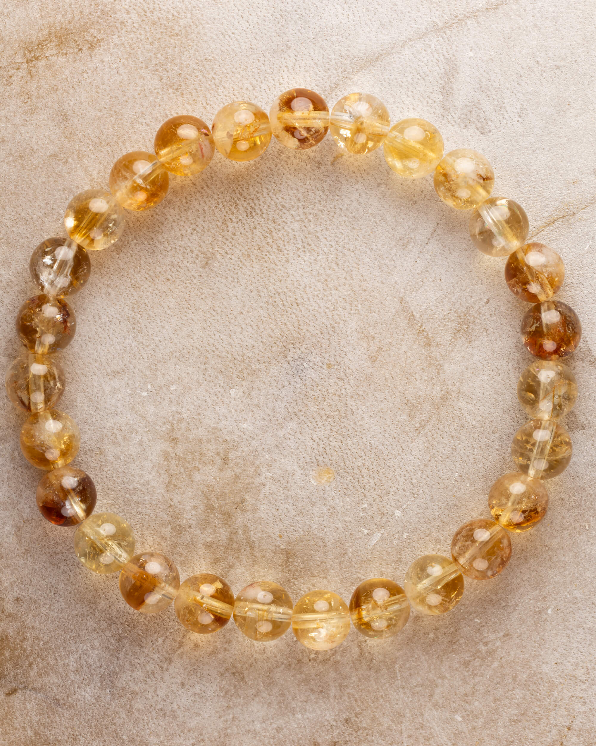 Pulsera de Citrino de 7.5 mm, pieza completa en círculo sobre superficie clara