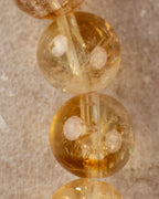 Detalle macro de las cuentas de Citrino, tonos dorados y ambar translucidos