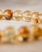 Curvatura de la pulsera de Citrino, cuentas doradas con brillo suave