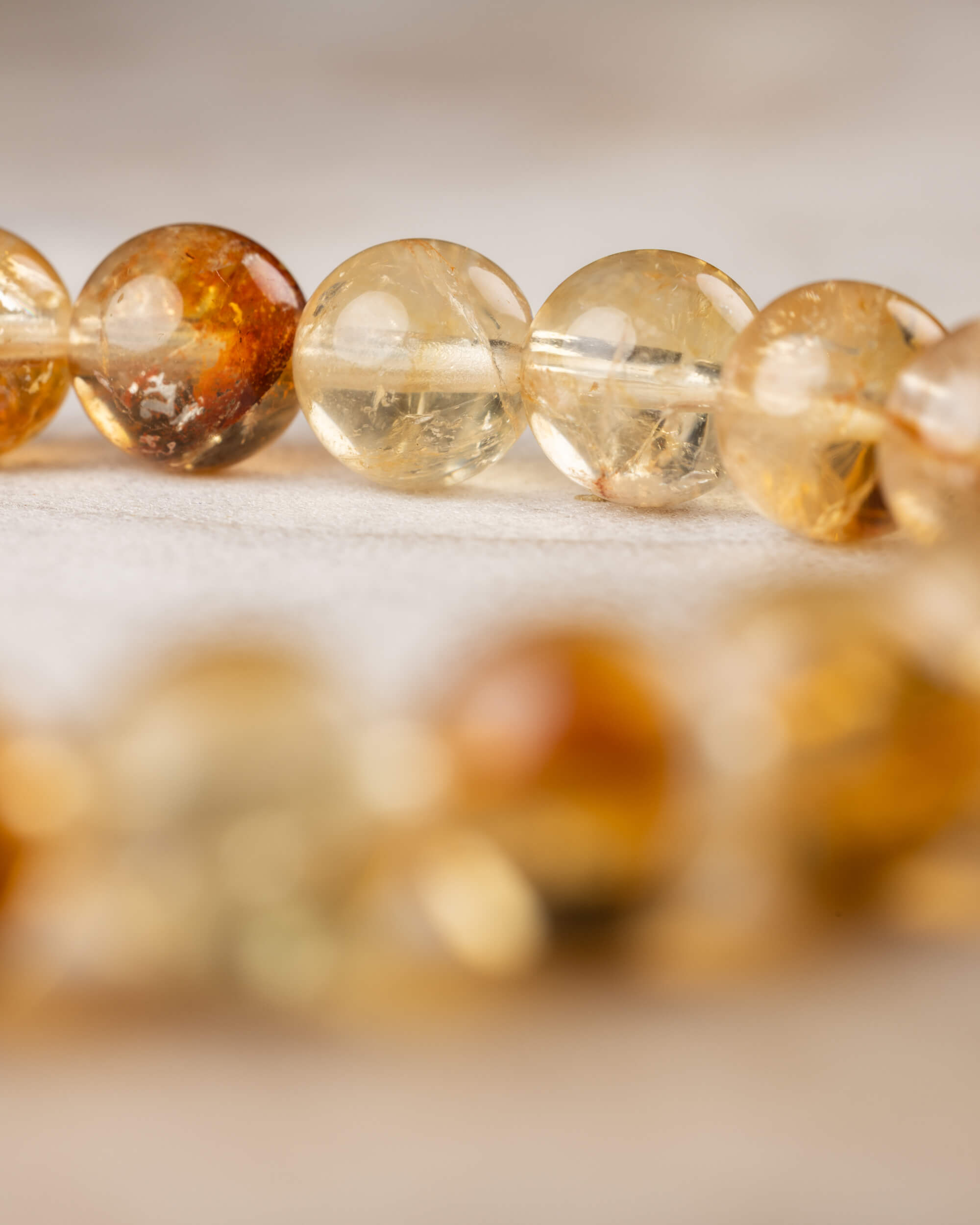 Curvatura de la pulsera de Citrino, cuentas doradas con brillo suave