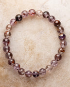 Pulsera de Amatista Fantasma de 8 mm, pieza completa sobre superficie clara