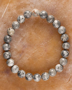 Pulsera de Jaspe Mapa de 8 mm, pieza completa sobre superficie de piedra clara