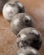 Fila de cuentas de Jaspe Mapa sobre tela clara, tonos grises marmoleados