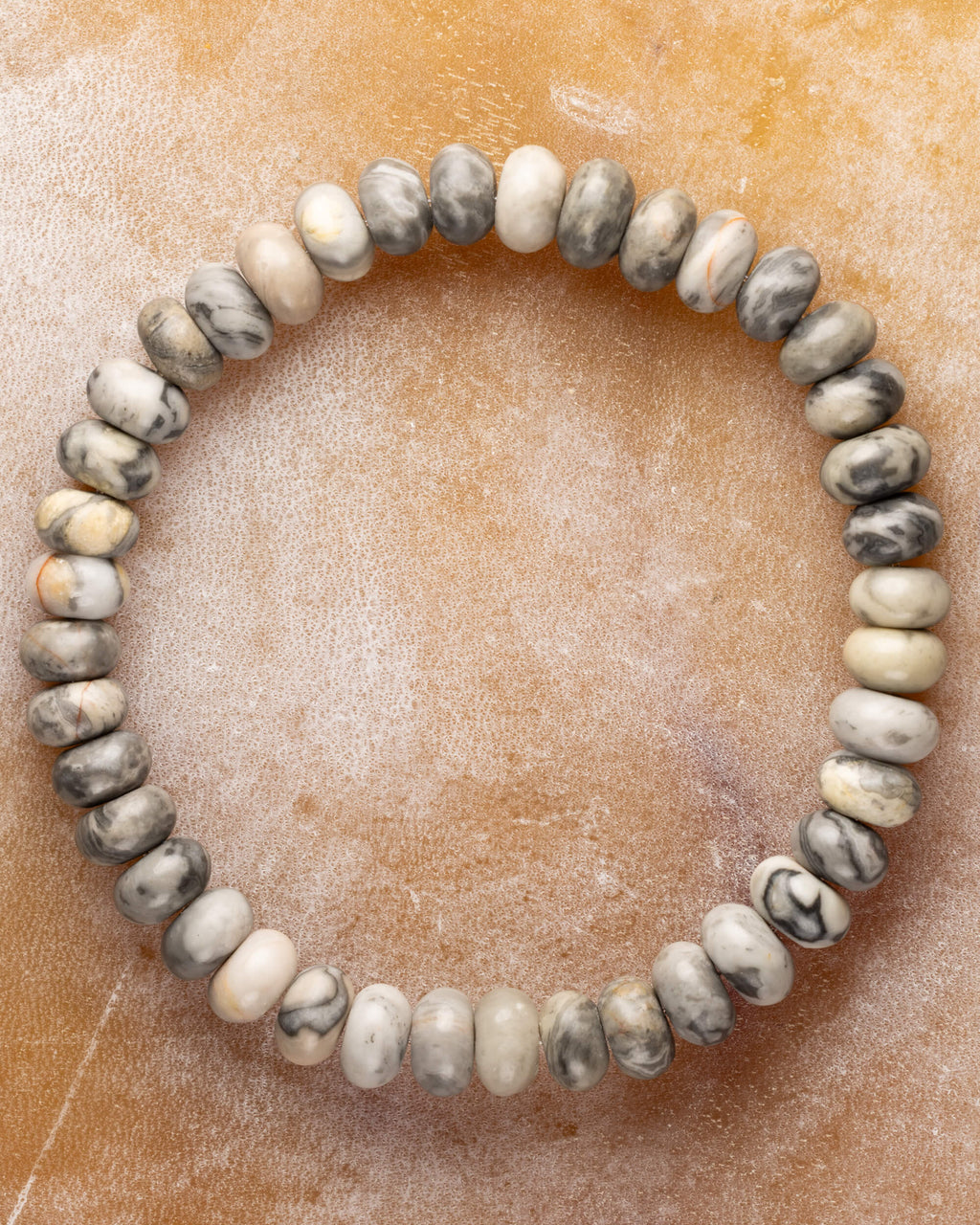 Pulsera de Jaspe Mapa en rondelas de 5x8 mm, pieza completa en círculo sobre superficie clara