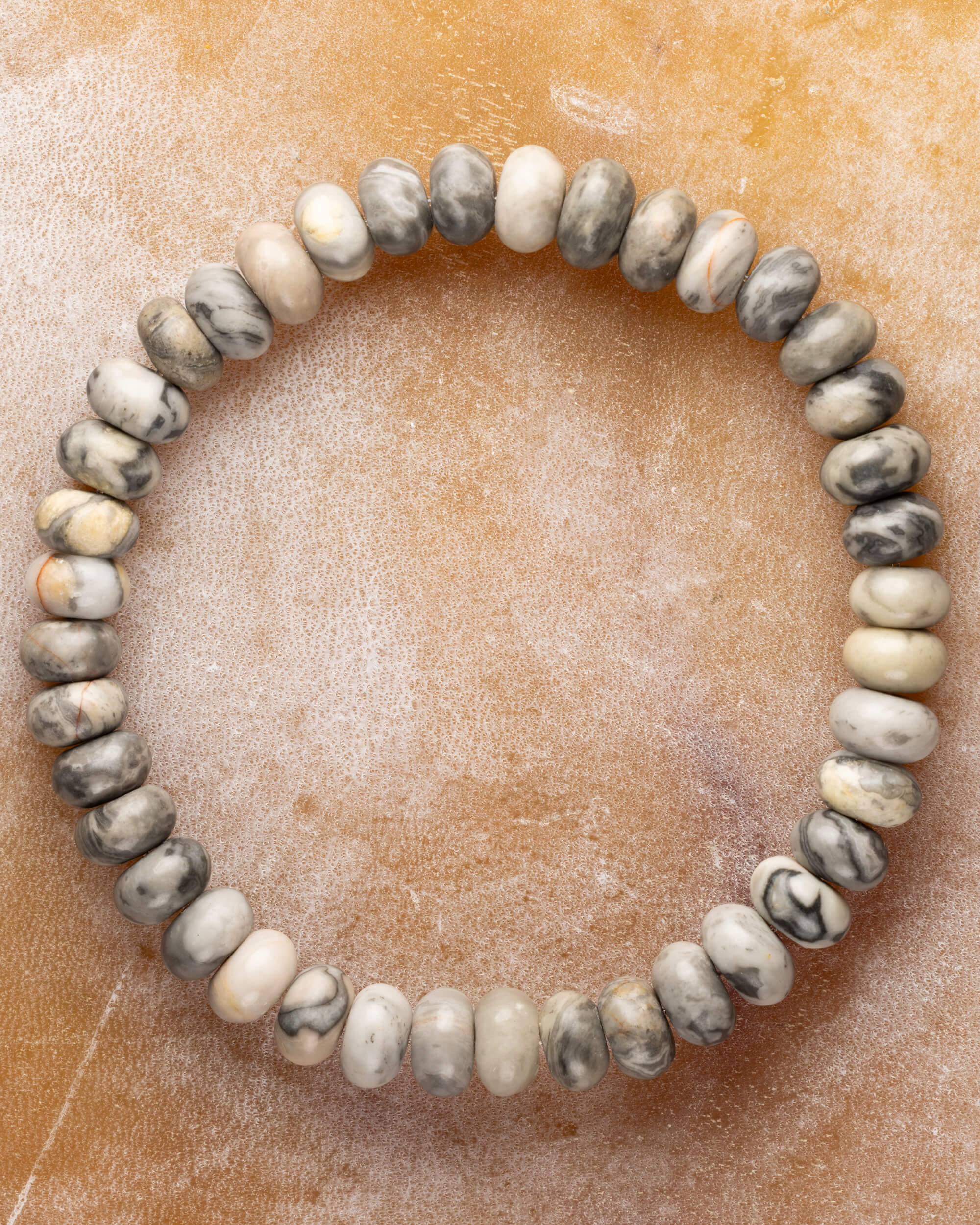 Pulsera de Jaspe Mapa en rondelas de 5x8 mm, pieza completa en círculo sobre superficie clara
