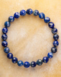 Pulsera de Lapislázuli facetada de 8 mm, pieza completa sobre superficie clara