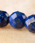 Cuentas facetadas de Lapislázuli en primer plano, con brillo azul intenso