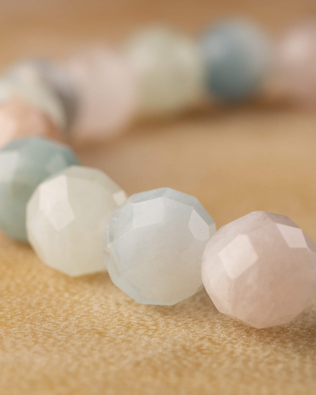 Curva de la pulsera de Berilos facetados con colores pastel variados