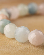 Curva de la pulsera de Berilos facetados con colores pastel variados