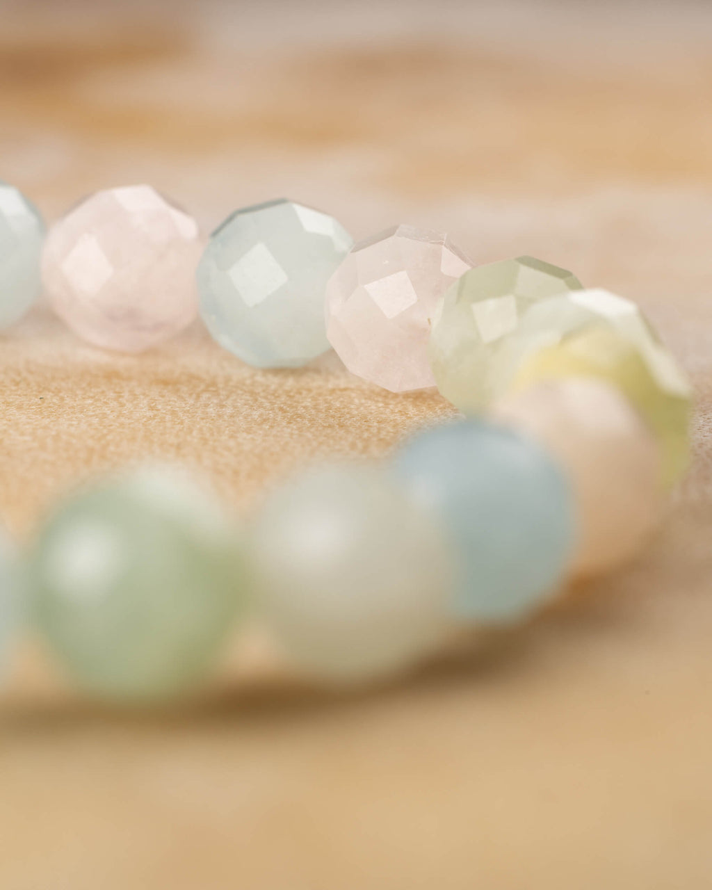 Cuentas facetadas de Berilos en círculo, tonos rosa, azul y verde suave