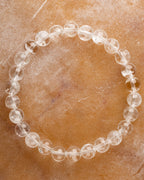 Pulsera de Cuarzo Transparente de 8 mm, pieza completa sobre superficie de piedra clara