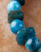 Pulsera de Apatita Azul desde ángulo cercano con cuentas facetadas azul turquesa