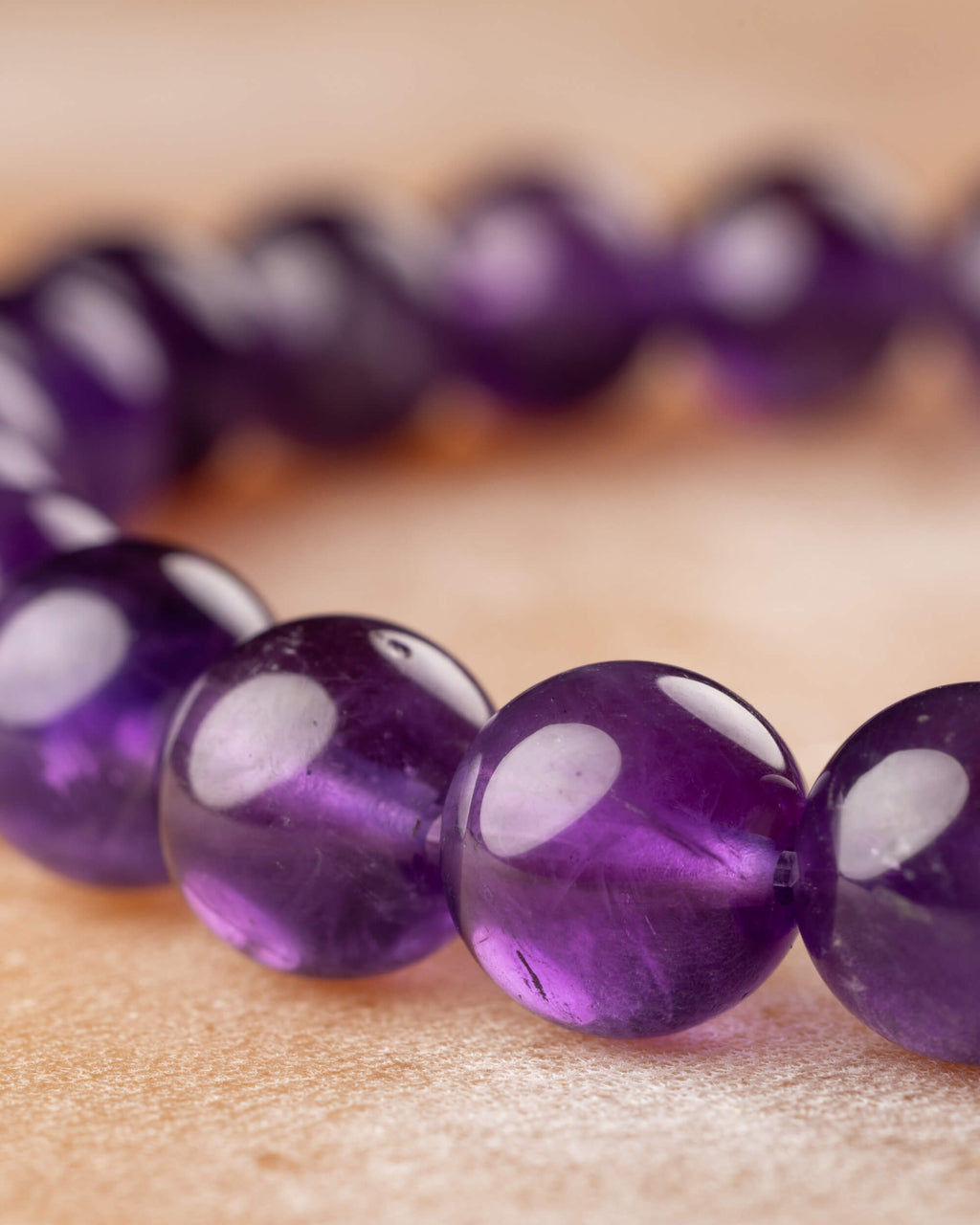 Detalle macro de las cuentas de Amatista de la pulsera, todas en foco