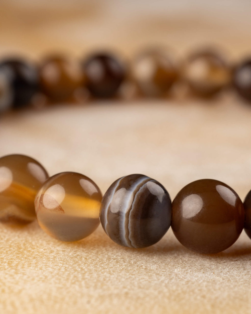 Pulsera de Ágata Grano de Café en curva, cuentas nítidas al frente y difuminadas atrás