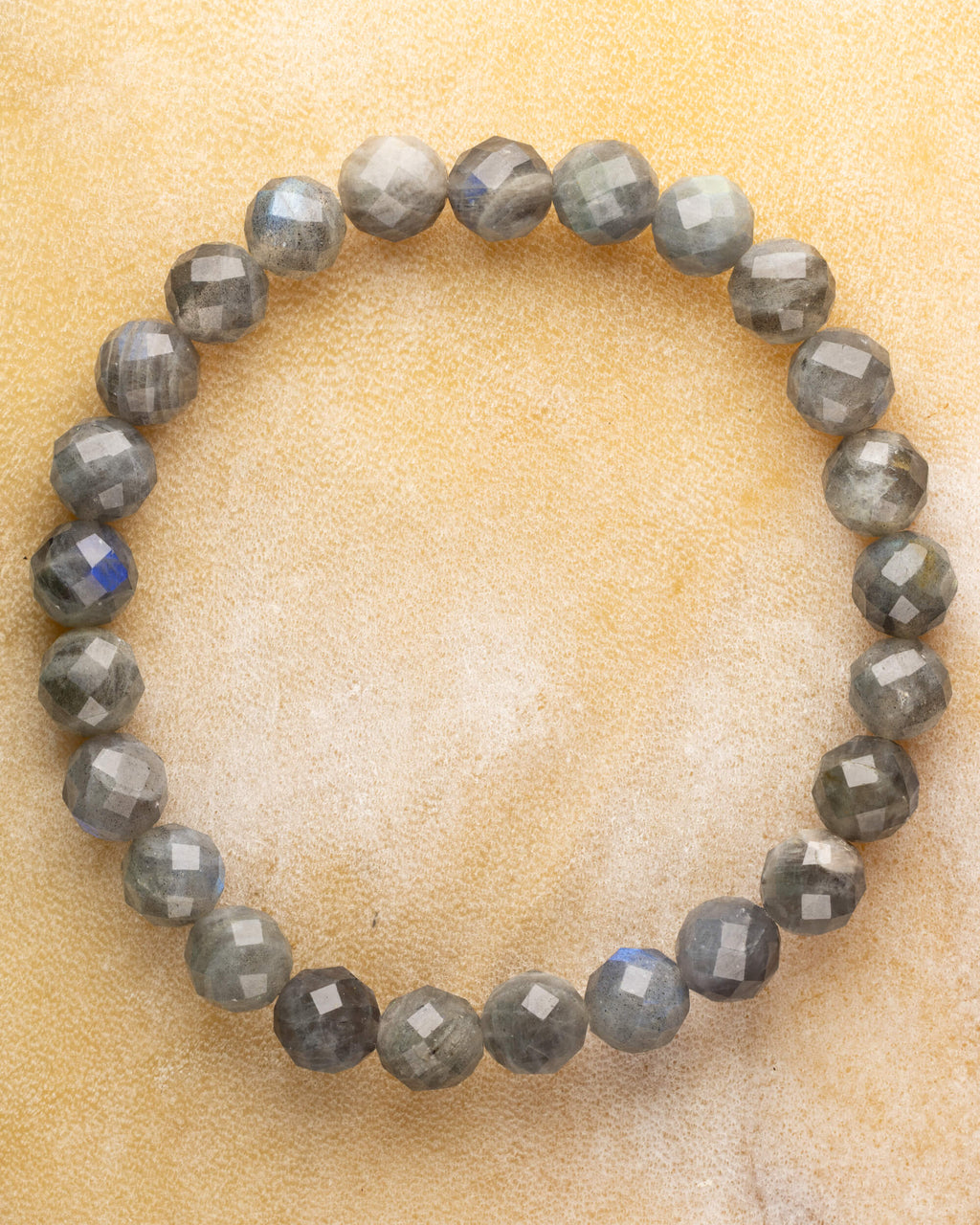 Pulsera de Labradorita facetada de 8 mm, pieza completa sobre superficie clara