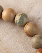 Detalle macro de las cuentas de Shoushan con vetas verdes y beige