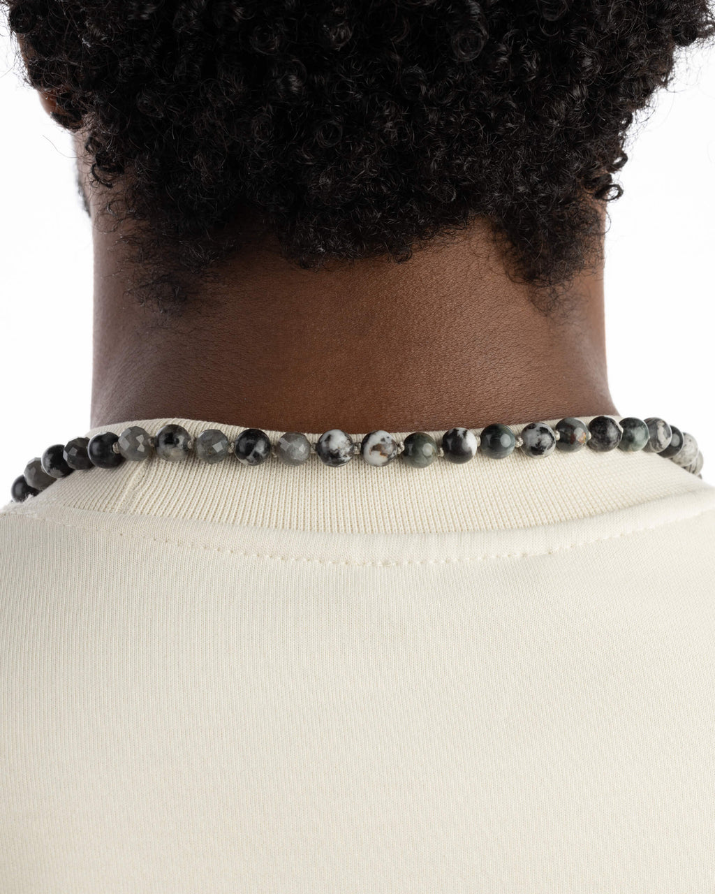 Japa Mala Dualidad puesto en el cuello, cuentas en degradado de gris a negro