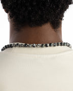 Japa Mala Dualidad puesto en el cuello, cuentas en degradado de gris a negro