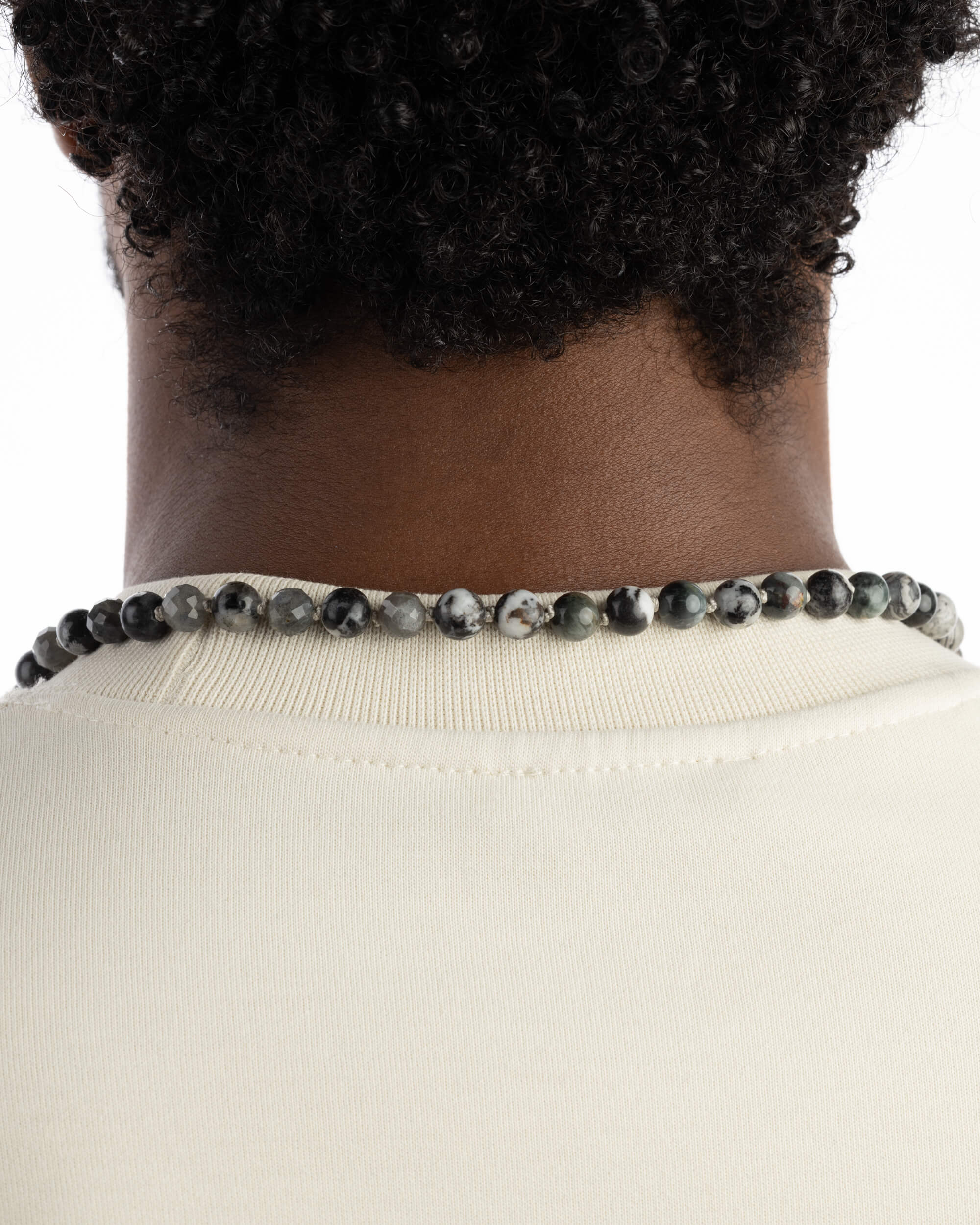 Japa Mala Dualidad puesto en el cuello, cuentas en degradado de gris a negro