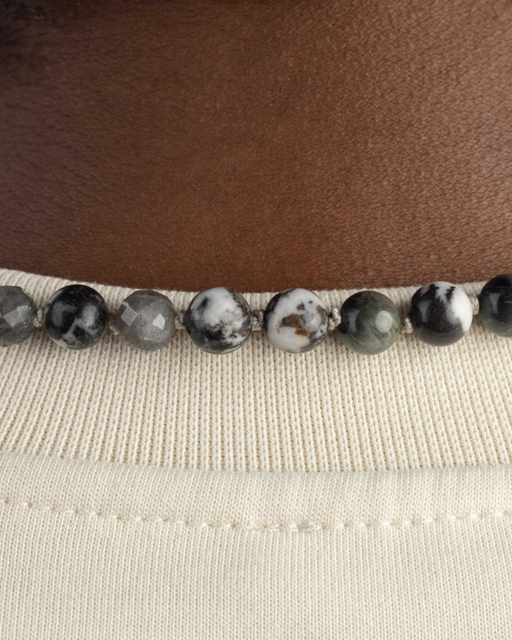 Japa Mala Dualidad enrollado en varias vueltas, tonos negro, gris y blanco