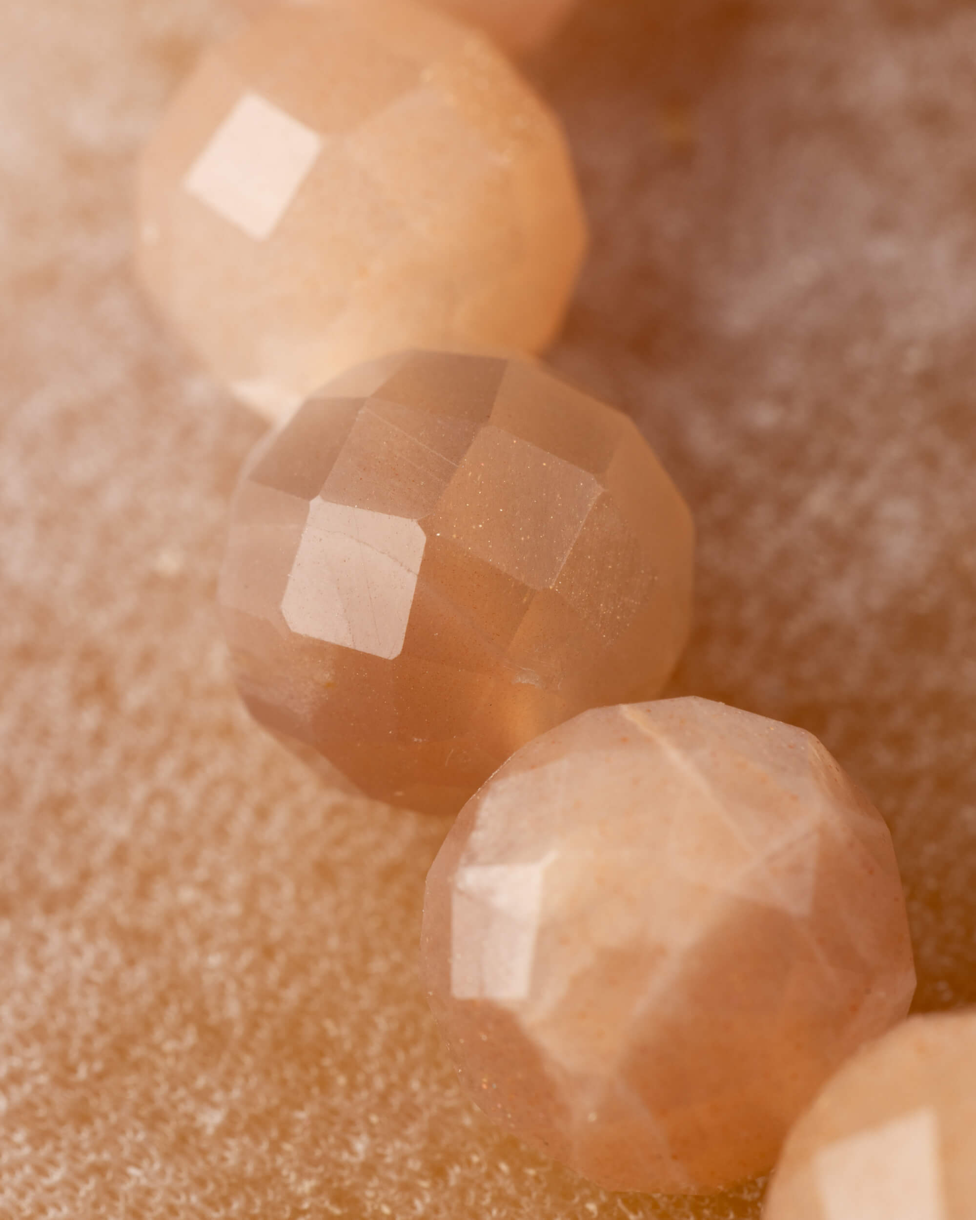 Detalle macro de las facetas de la Piedra Sol Naranja en tonos cálidos