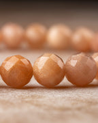Detalle macro de las facetas brillantes de la Piedra Sol Naranja