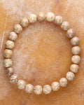 Pulsera de Maifanita, pieza completa sobre superficie de mármol claro