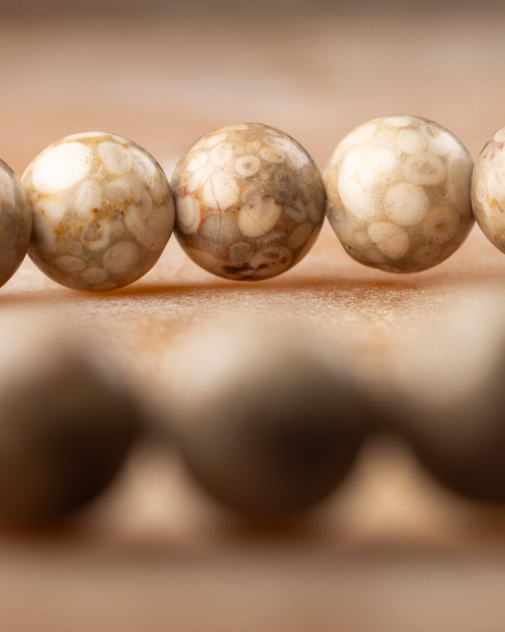 Detalle macro de las cuentas facetadas de Maifanita con vetas cafes