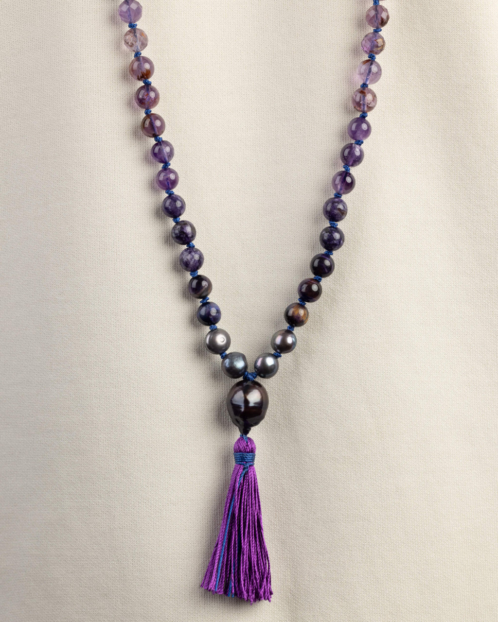 Japa Mala Universo completo con cuentas moradas y vino oscuro, cuentas grises tipo perla y borla morada