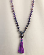 Japa Mala Universo completo con cuentas moradas y vino oscuro, cuentas grises tipo perla y borla morada