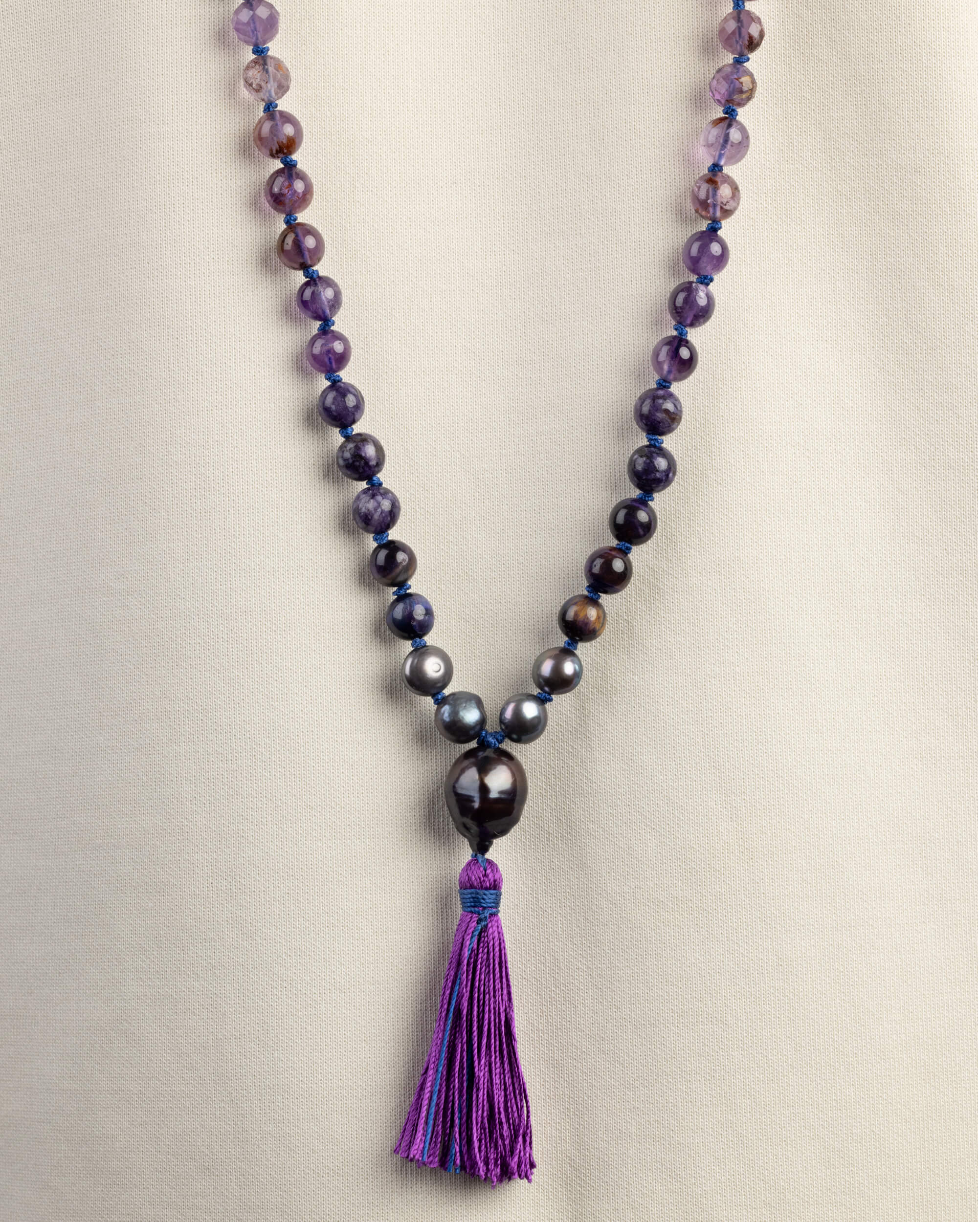 Japa Mala Universo completo con cuentas moradas y vino oscuro, cuentas grises tipo perla y borla morada