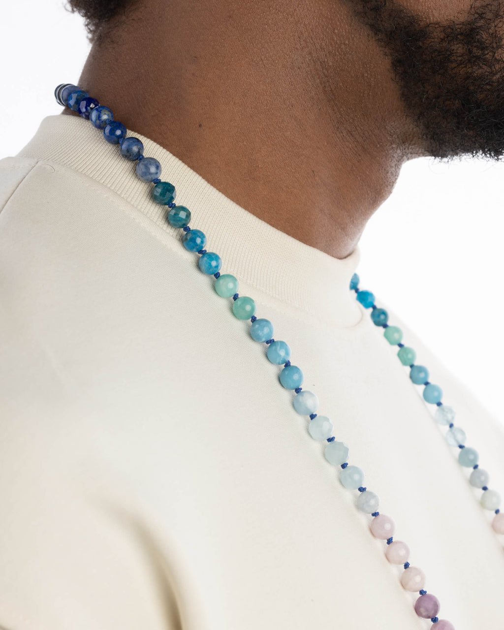 Japa Mala Universo puesto en el cuello, cuentas en degradado de azul a lila