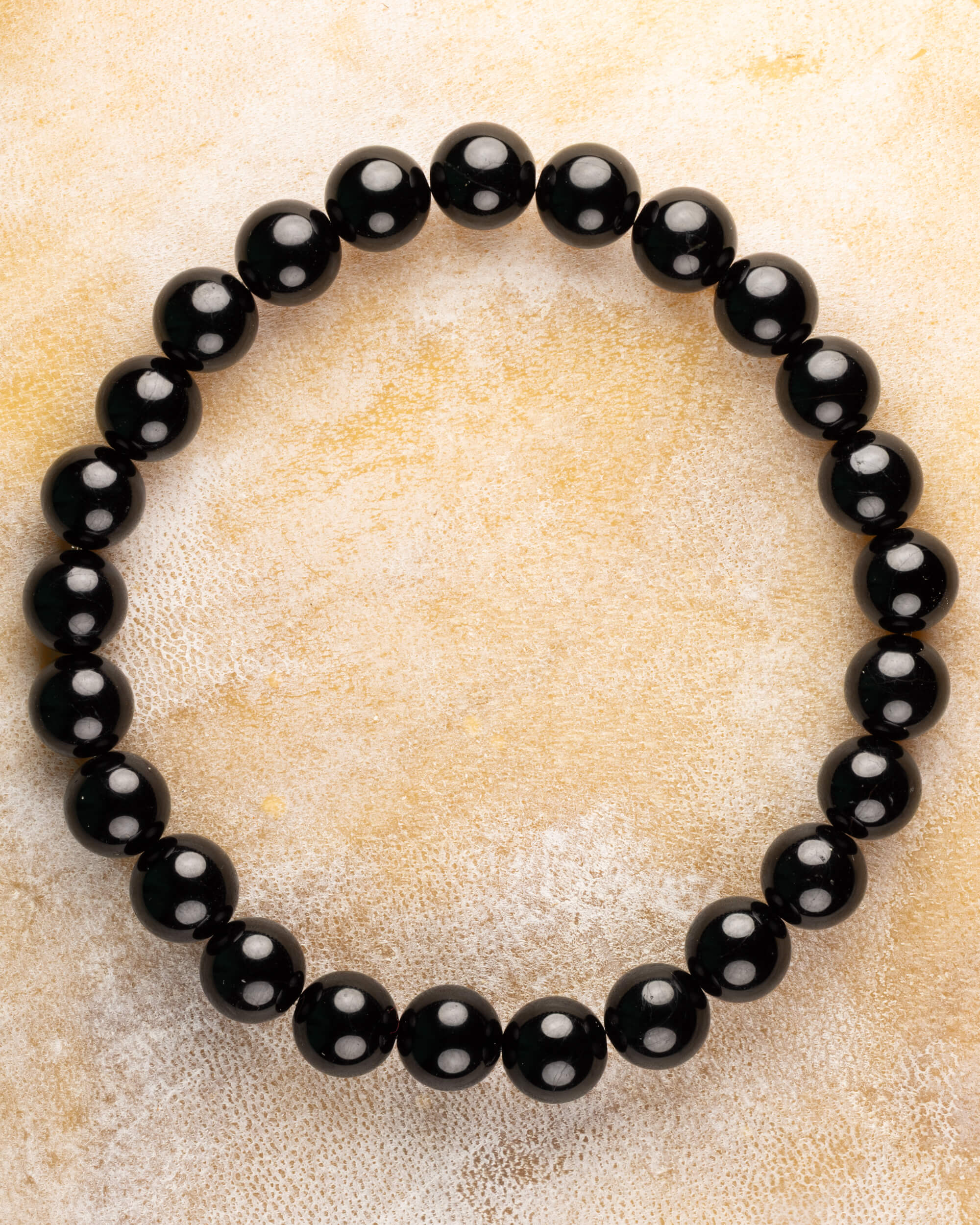 Pulsera de Turmalina Negra de 8 mm, pieza completa en círculo sobre superficie clara