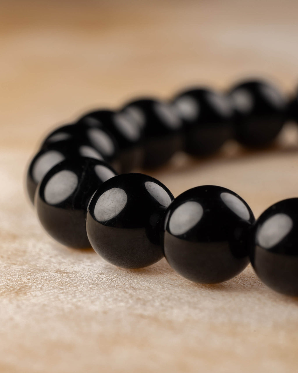 Pulsera de Turmalina Negra vista en ángulo, cuentas alineadas en curva