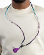 Japa Mala Universo puesto en el cuello, cuentas de colores en degradado con borla morada