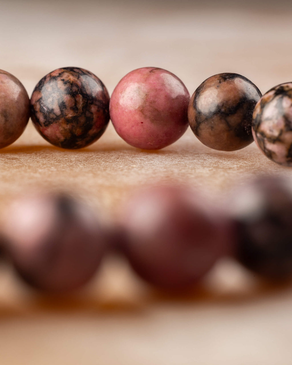 Pulsera de Rodonita Encaje Negro vista de frente con doble hilera de cuentas
