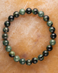 Pulsera de Jaspe Kambaba de 8 mm, pieza completa en círculo sobre superficie ámbar