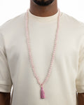 Japa Mala de Cuarzo Rosa puesto, cayendo sobre el cuello y el pecho