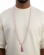 Japa Mala de Cuarzo Rosa puesto, cayendo sobre el cuello y el pecho