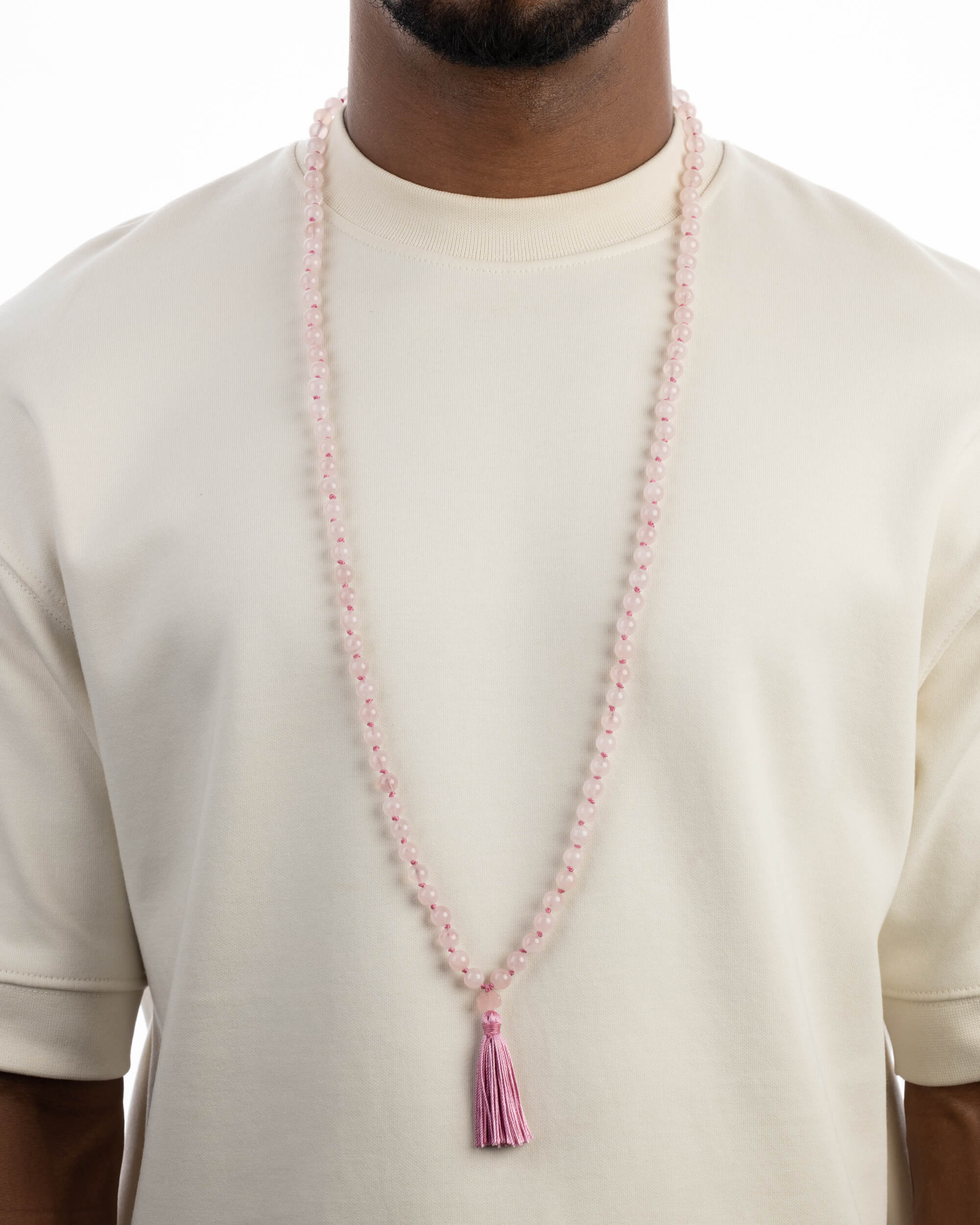 Japa Mala de Cuarzo Rosa puesto, cayendo sobre el cuello y el pecho
