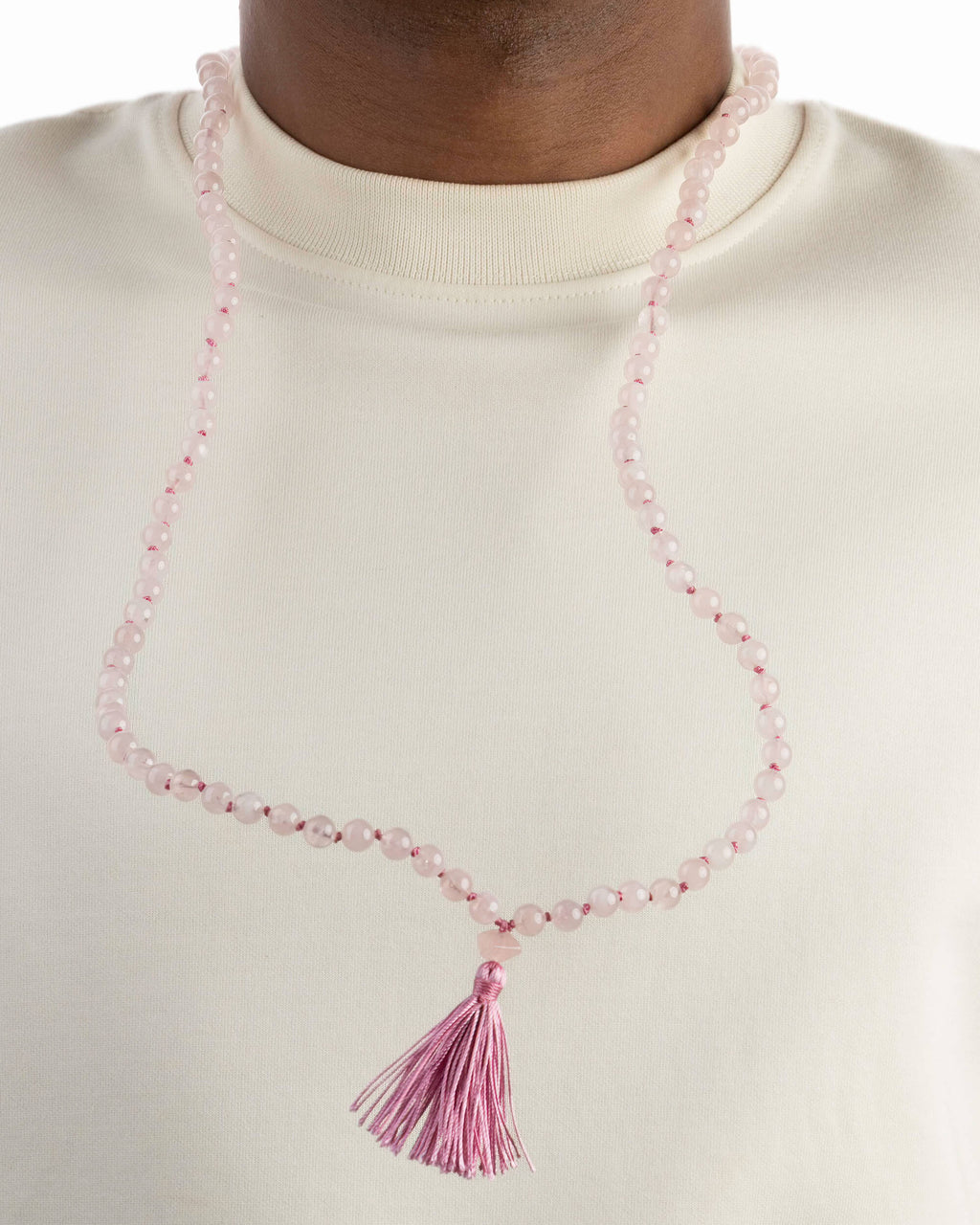 Japa Mala de Cuarzo Rosa puesto, cayendo sobre el cuello y el pecho