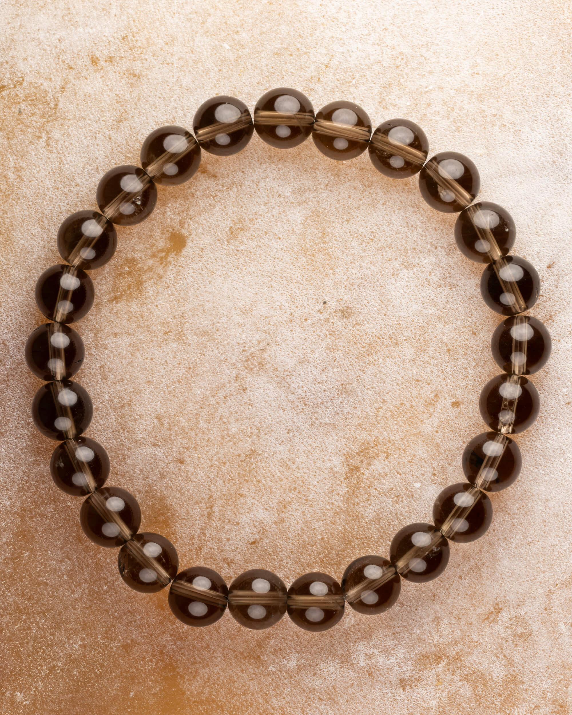 Pulsera de Cuarzo Ahumado de 8 mm, pieza completa sobre superficie clara