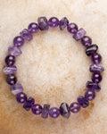 Pulsera de Amatista, pieza completa en círculo sobre superficie color arena