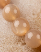 Detalle macro de las cuentas de Piedra Sol Naranja con destellos dorados