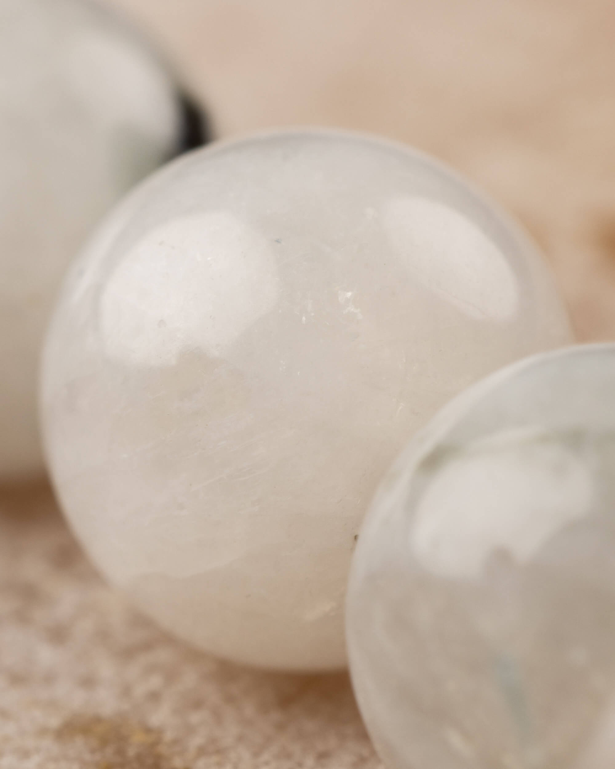 Detalle macro de una cuenta de Piedra Luna con brillo azulado