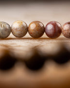 Pulsera de Jaspe Oceánico vista frontal con cuentas en gris, crema, ocre y rojo