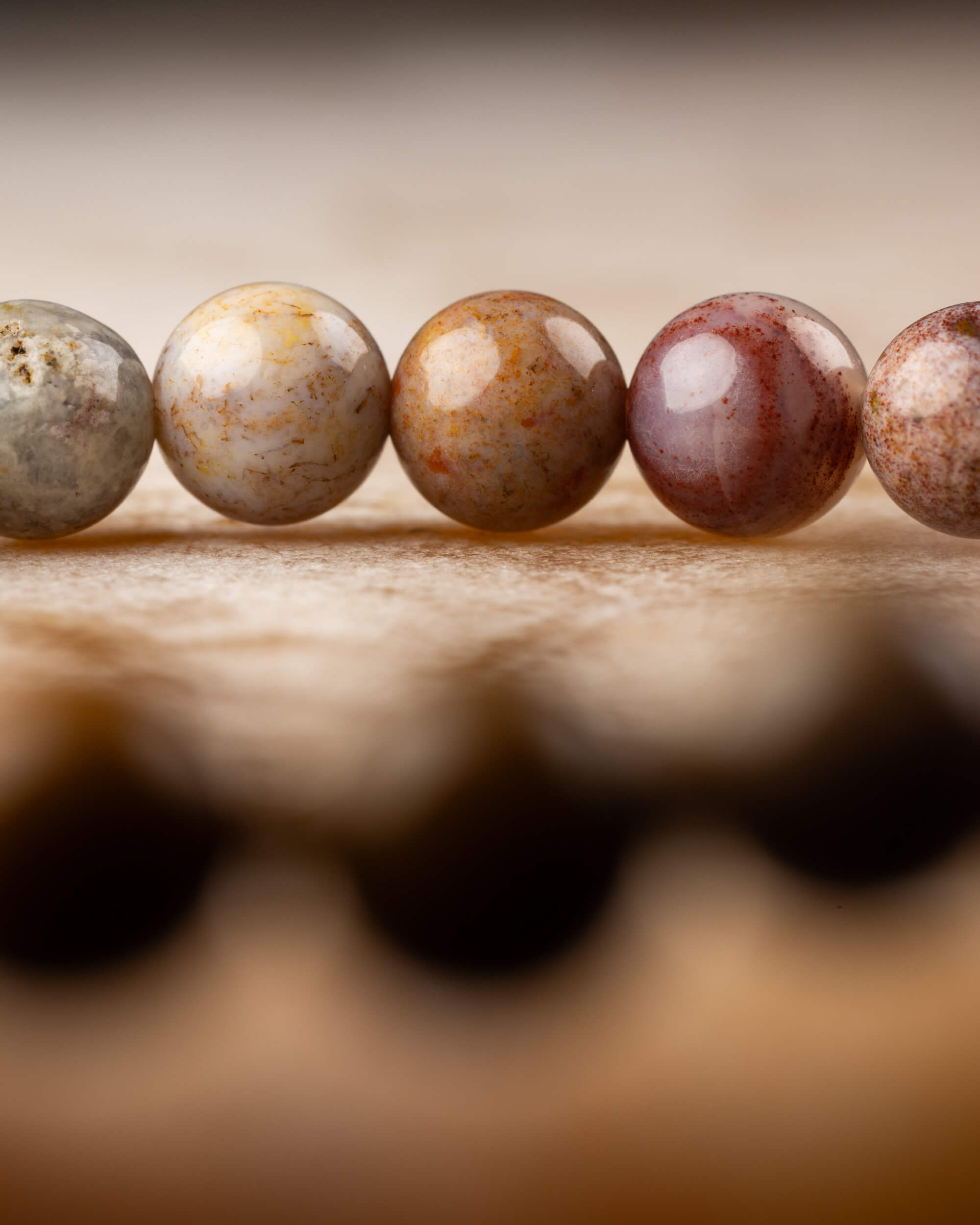 Pulsera de Jaspe Oceánico vista frontal con cuentas en gris, crema, ocre y rojo