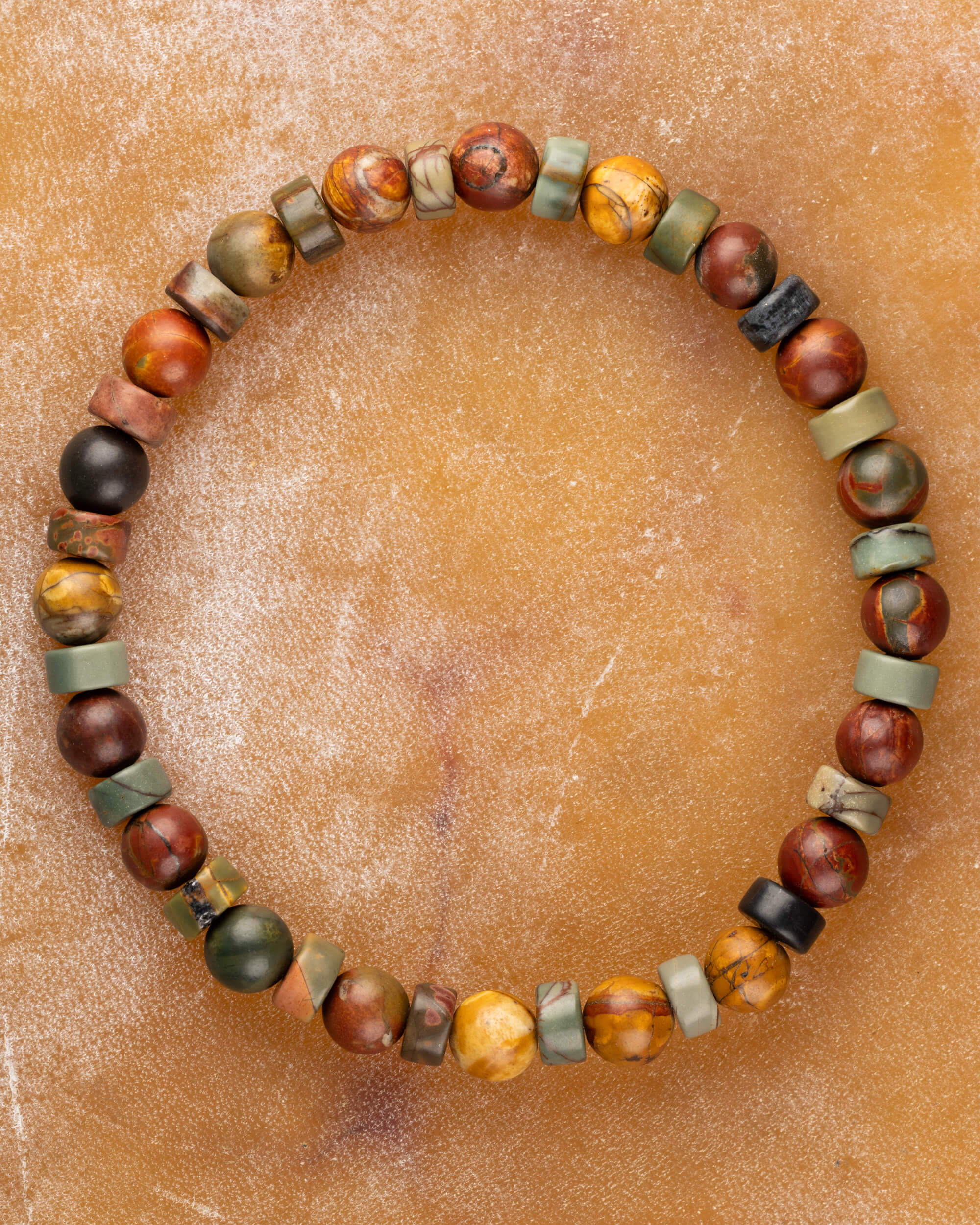 Pulsera de Jaspe Picasso de 6 mm redonda y disco, pieza completa en círculo sobre superficie clara